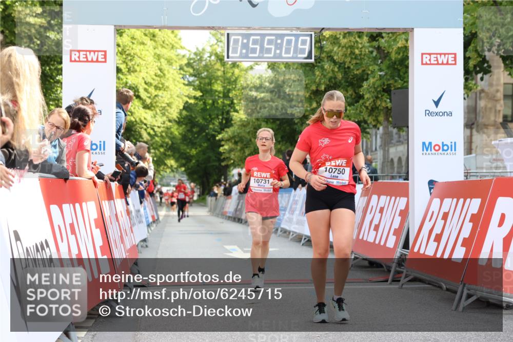 08.06.2024 - REWE Women's Run Strokosch-Dieckow http://msf.ph/oto/6245715 09.06.2024 09:55:38 Ziel 10731, 10750 meine-sportfotos.de