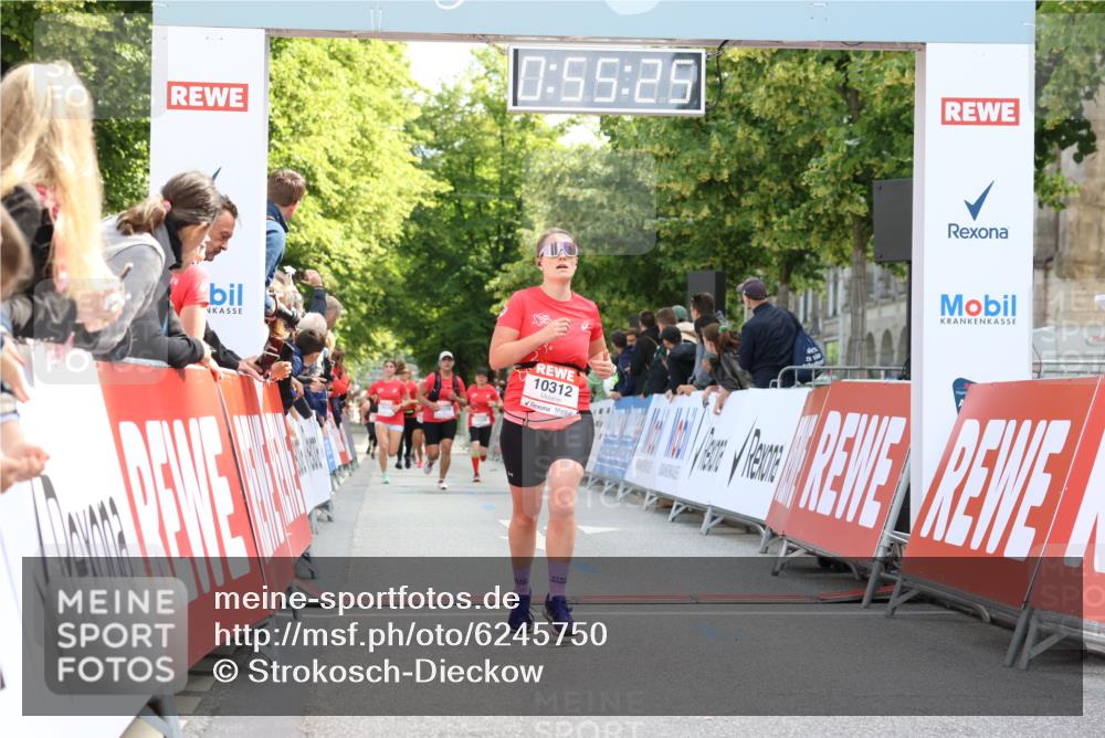 08.06.2024 - REWE Women's Run Strokosch-Dieckow http://msf.ph/oto/6245750 09.06.2024 09:55:54 Ziel 10038, 10216, 10239, 10312 meine-sportfotos.de