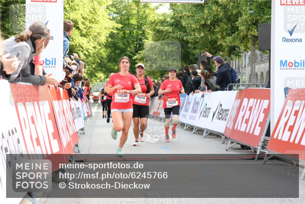 08.06.2024 - REWE Women's Run Strokosch-Dieckow http://msf.ph/oto/6245766 09.06.2024 09:55:59 Ziel 10002, 10038, 10216, 10239, 10312, 10512, 10795 meine-sportfotos.de