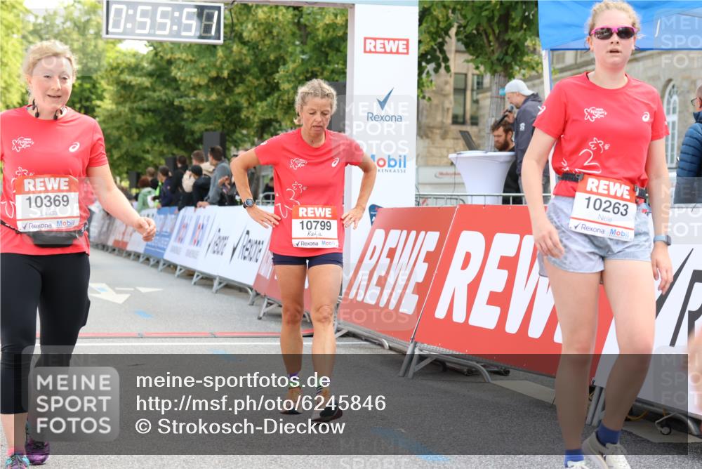 08.06.2024 - REWE Women's Run Strokosch-Dieckow http://msf.ph/oto/6245846 09.06.2024 09:56:21 Ziel 10029, 10043, 10117, 10263, 10369, 10799 meine-sportfotos.de