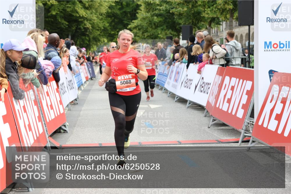 08.06.2024 - REWE Women's Run Strokosch-Dieckow http://msf.ph/oto/6250528 09.06.2024 11:01:33 Ziel 5088, 5409, 5517, 5518, 5519, 5568 meine-sportfotos.de