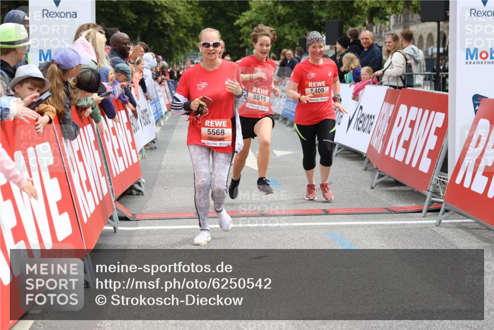 08.06.2024 - REWE Women's Run Strokosch-Dieckow http://msf.ph/oto/6250542 09.06.2024 11:01:35 Ziel 5088, 5409, 5517, 5518, 5519, 5568, 5578 meine-sportfotos.de