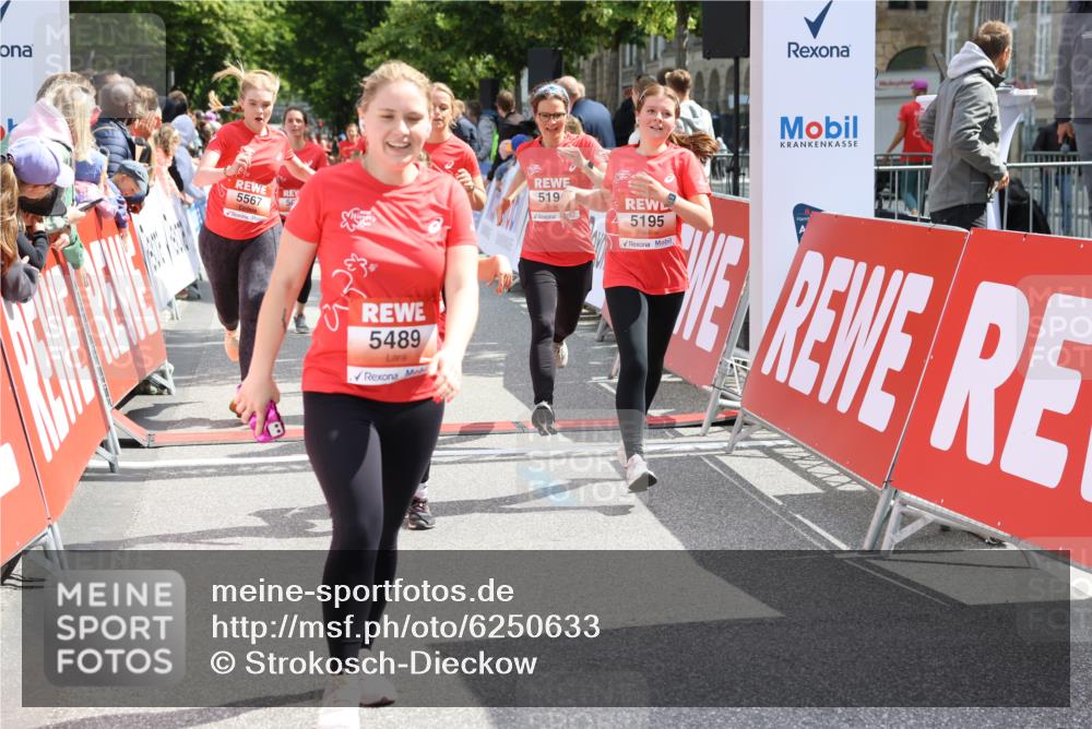 08.06.2024 - REWE Women's Run Strokosch-Dieckow http://msf.ph/oto/6250633 09.06.2024 11:01:56 Ziel 5022, 5147, 5152, 5194, 5195, 5196, 5369, 5462, 5486, 5489, 5567 meine-sportfotos.de