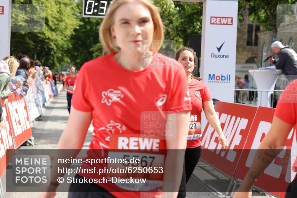 08.06.2024 - REWE Women's Run Strokosch-Dieckow http://msf.ph/oto/6250653 09.06.2024 11:02:00 Ziel 5022, 5147, 5152, 5194, 5195, 5196, 5369, 5462, 5486, 5567 meine-sportfotos.de