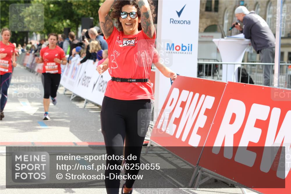 08.06.2024 - REWE Women's Run Strokosch-Dieckow http://msf.ph/oto/6250655 09.06.2024 11:02:02 Ziel 5022, 5147, 5152, 5369, 5462, 5486, 5547, 5567 meine-sportfotos.de