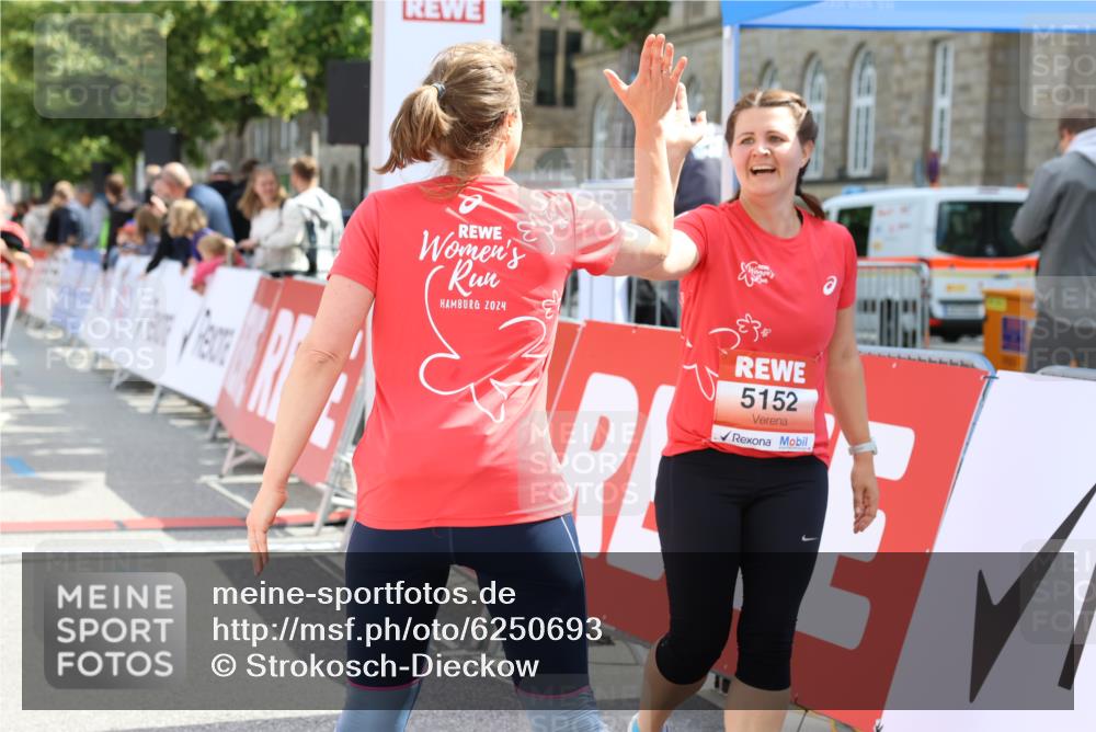 08.06.2024 - REWE Women's Run Strokosch-Dieckow http://msf.ph/oto/6250693 09.06.2024 11:02:07 Ziel 5152, 5369, 5435, 5547 meine-sportfotos.de