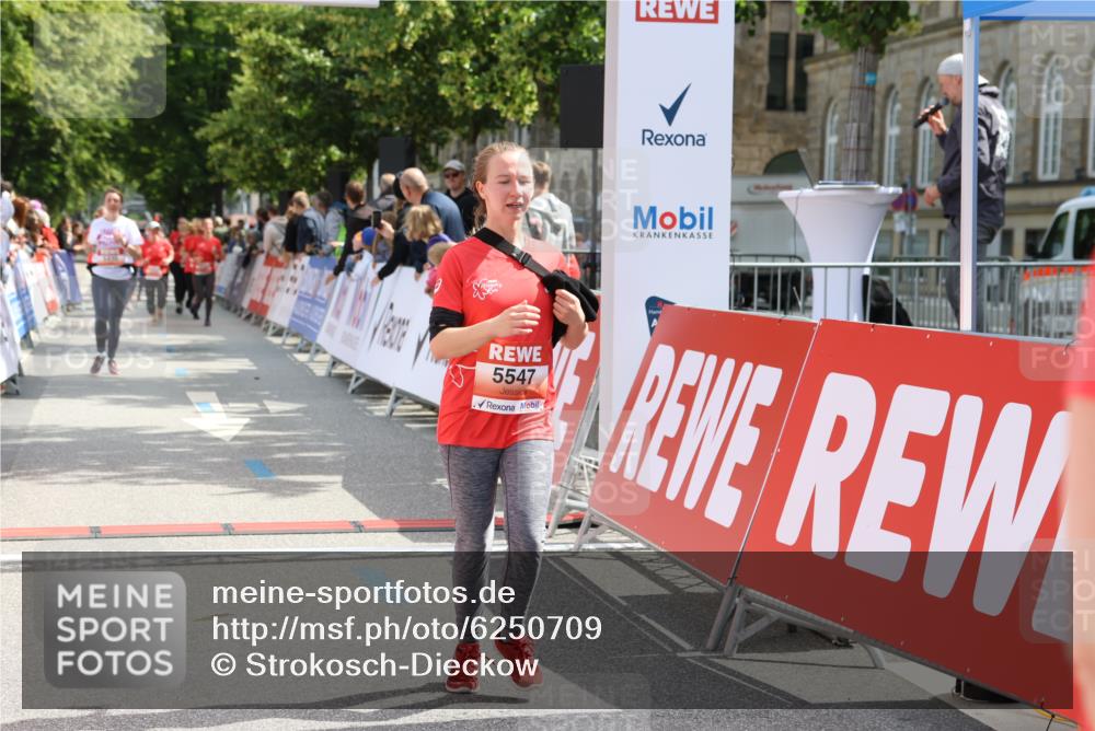 08.06.2024 - REWE Women's Run Strokosch-Dieckow http://msf.ph/oto/6250709 09.06.2024 11:02:10 Ziel 5353, 5435, 5547 meine-sportfotos.de