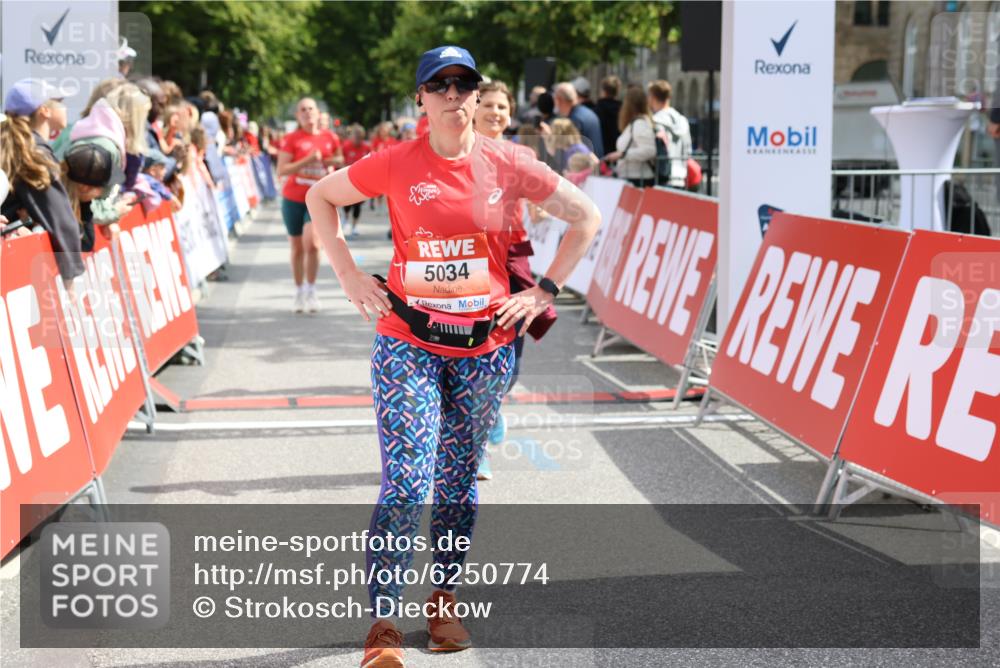 08.06.2024 - REWE Women's Run Strokosch-Dieckow http://msf.ph/oto/6250774 09.06.2024 11:02:27 Ziel 5021, 5034, 5048, 5124, 5166, 5351, 5468, 5608 meine-sportfotos.de