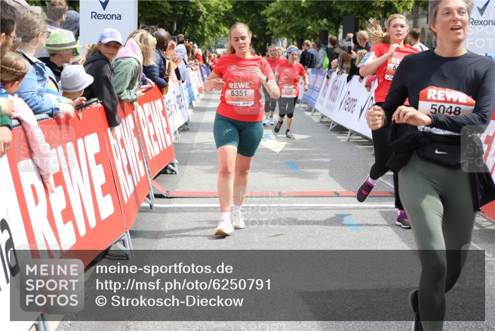 08.06.2024 - REWE Women's Run Strokosch-Dieckow http://msf.ph/oto/6250791 09.06.2024 11:02:30 Ziel 5017, 5021, 5048, 5124, 5166, 5351, 5420, 5468, 5474, 5608 meine-sportfotos.de
