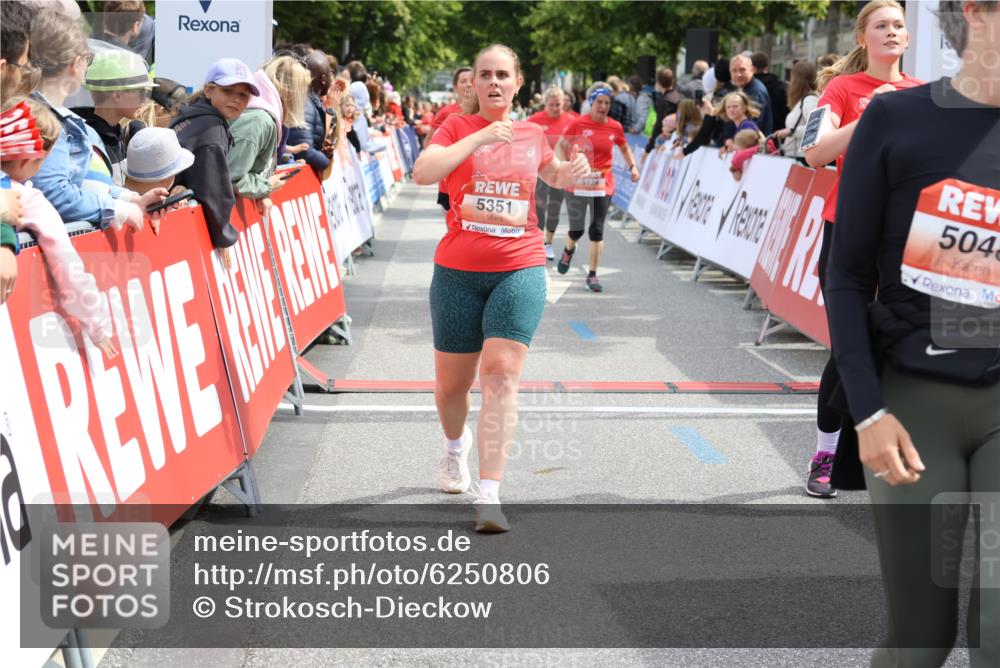 08.06.2024 - REWE Women's Run Strokosch-Dieckow http://msf.ph/oto/6250806 09.06.2024 11:02:30 Ziel 5017, 5021, 5048, 5124, 5166, 5351, 5420, 5468, 5474, 5608 meine-sportfotos.de