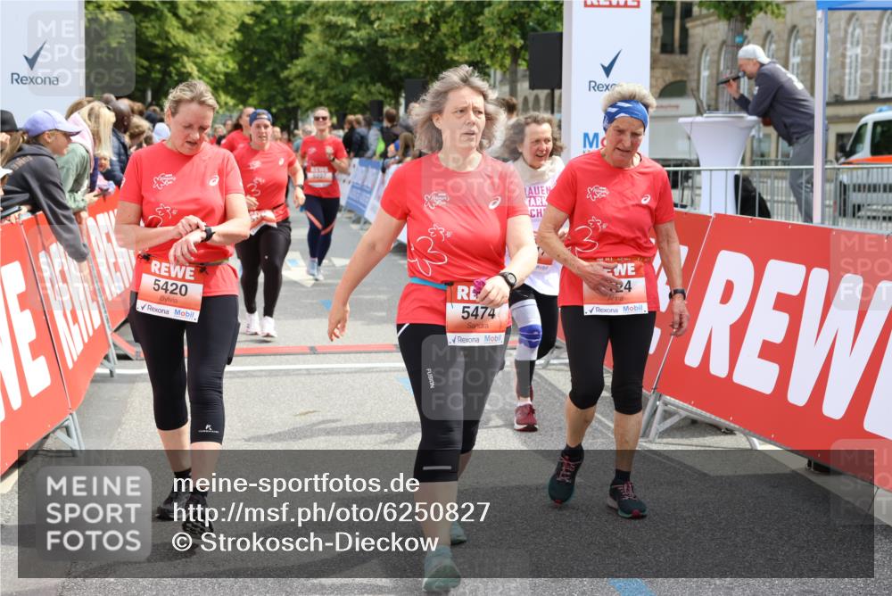 08.06.2024 - REWE Women's Run Strokosch-Dieckow http://msf.ph/oto/6250827 09.06.2024 11:02:39 Ziel 5017, 5100, 5112, 5124, 5227, 5283, 5306, 5360, 5420, 5468, 5472, 5474, 5557 meine-sportfotos.de