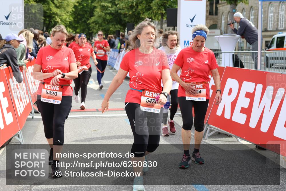08.06.2024 - REWE Women's Run Strokosch-Dieckow http://msf.ph/oto/6250830 09.06.2024 11:02:40 Ziel 5017, 5100, 5112, 5177, 5178, 5227, 5283, 5306, 5347, 5360, 5420, 5472, 5474, 5557 meine-sportfotos.de