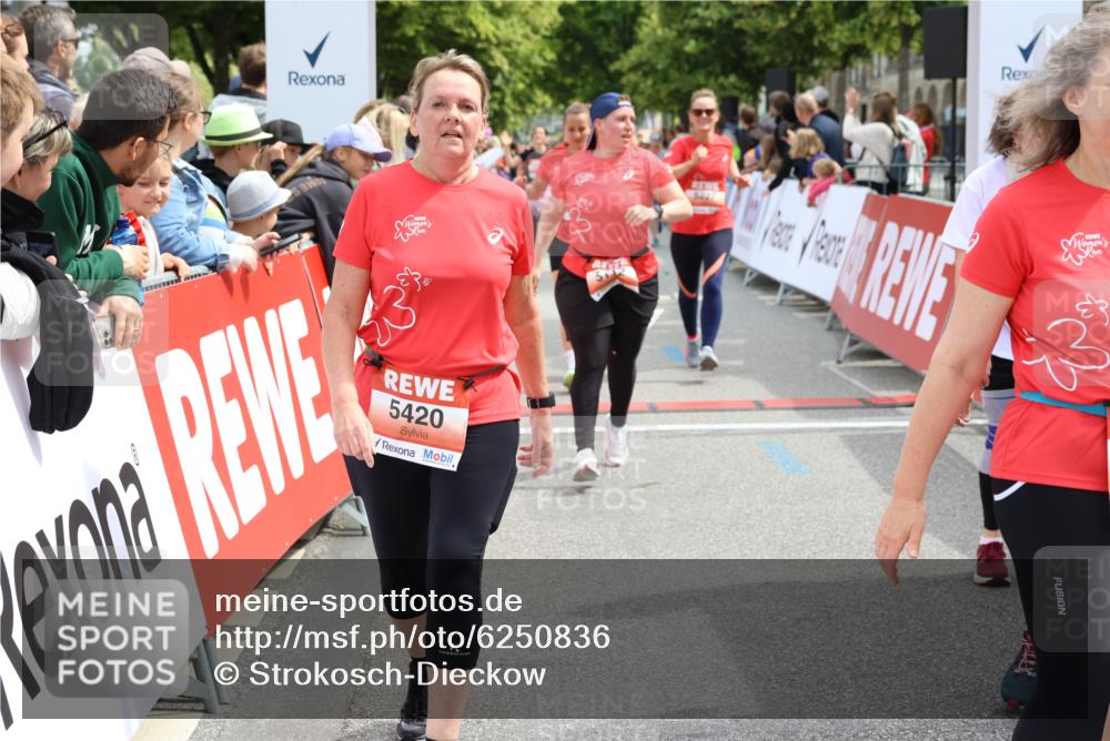 08.06.2024 - REWE Women's Run Strokosch-Dieckow http://msf.ph/oto/6250836 09.06.2024 11:02:41 Ziel 5017, 5100, 5112, 5177, 5178, 5227, 5283, 5306, 5347, 5360, 5420, 5472, 5474, 5557 meine-sportfotos.de