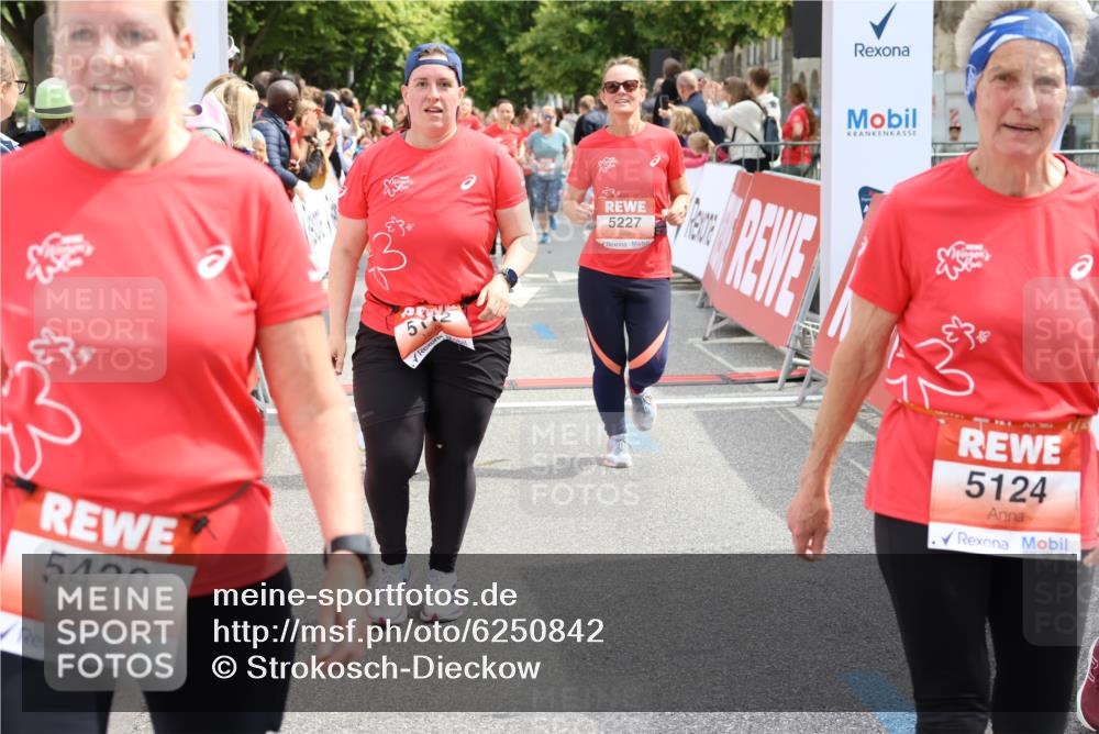 08.06.2024 - REWE Women's Run Strokosch-Dieckow http://msf.ph/oto/6250842 09.06.2024 11:02:42 Ziel 5017, 5100, 5112, 5177, 5178, 5227, 5283, 5306, 5347, 5360, 5420, 5472, 5474, 5557 meine-sportfotos.de