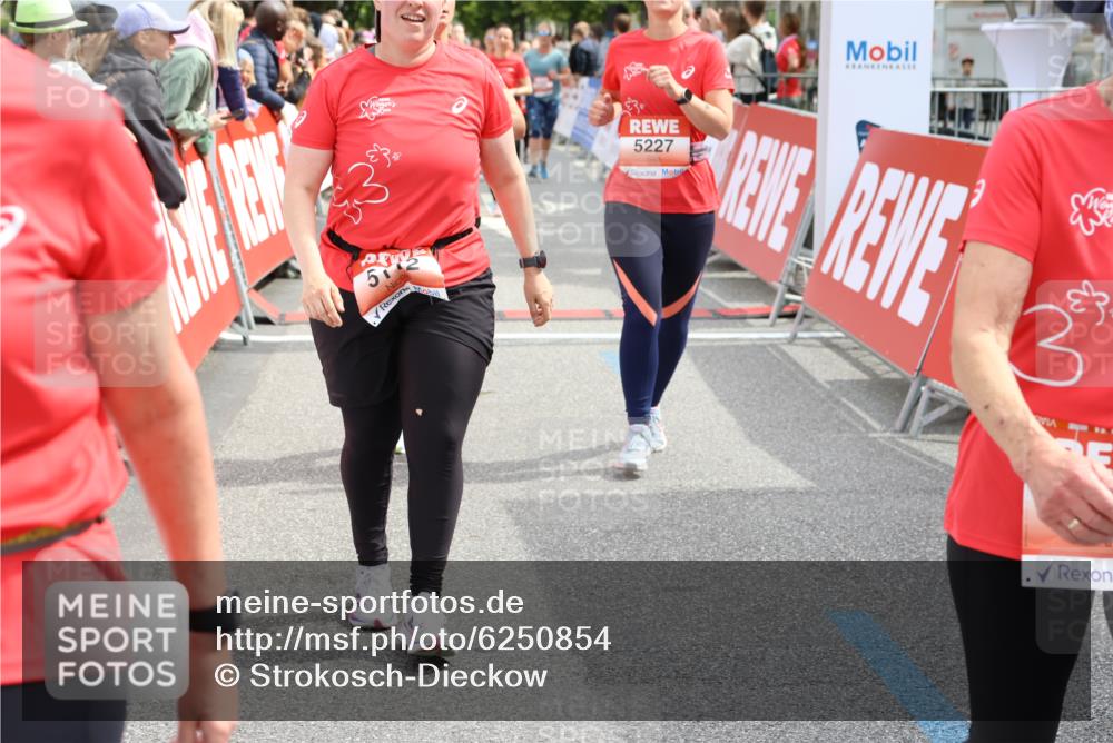 08.06.2024 - REWE Women's Run Strokosch-Dieckow http://msf.ph/oto/6250854 09.06.2024 11:02:43 Ziel 5017, 5100, 5112, 5177, 5178, 5192, 5227, 5283, 5305, 5306, 5347, 5360, 5472, 5557 meine-sportfotos.de