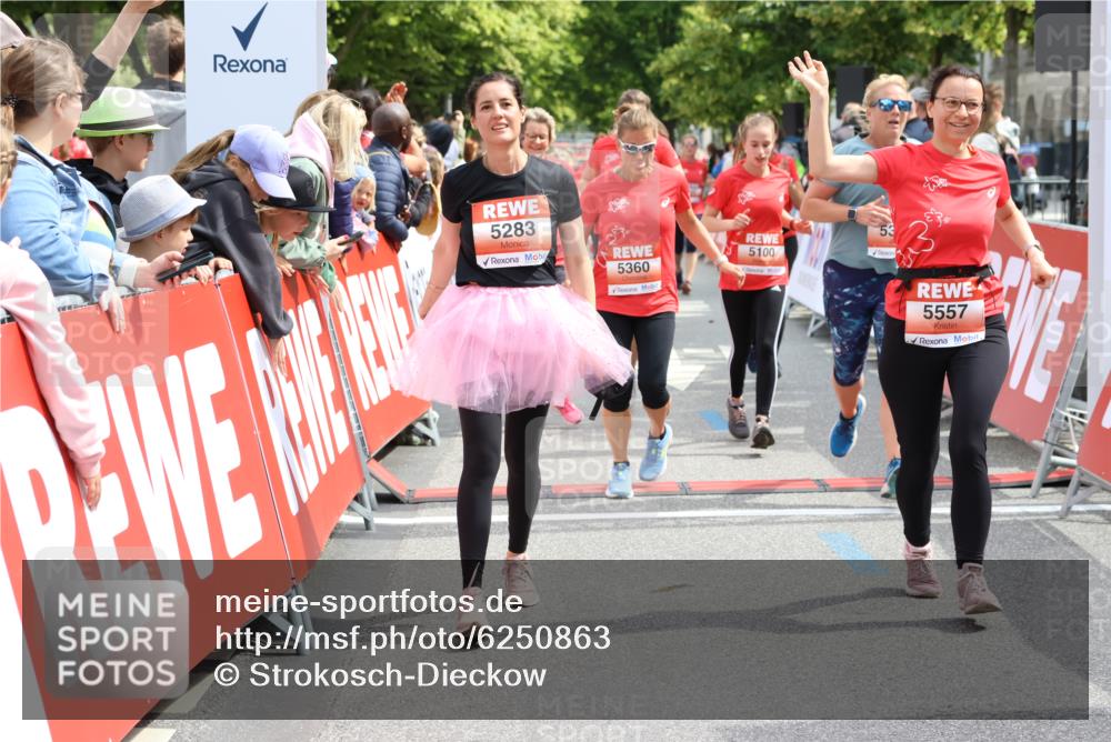 08.06.2024 - REWE Women's Run Strokosch-Dieckow http://msf.ph/oto/6250863 09.06.2024 11:02:47 Ziel 5100, 5177, 5178, 5179, 5189, 5192, 5283, 5305, 5306, 5347, 5349, 5360, 5384, 5557 meine-sportfotos.de