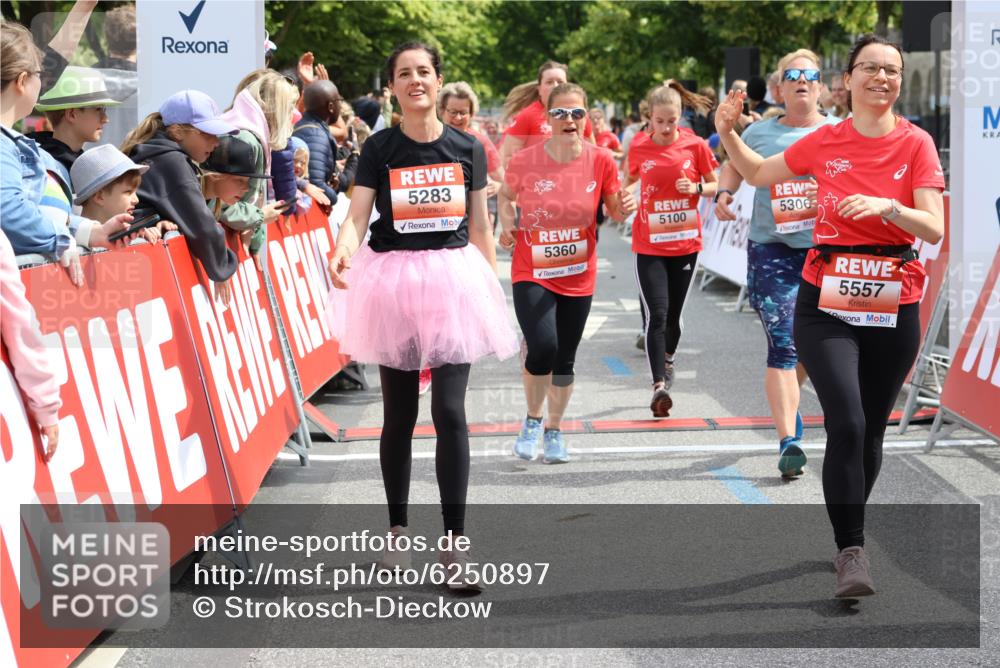 08.06.2024 - REWE Women's Run Strokosch-Dieckow http://msf.ph/oto/6250897 09.06.2024 11:02:47 Ziel 5100, 5177, 5178, 5179, 5189, 5192, 5283, 5305, 5306, 5347, 5349, 5360, 5384, 5557 meine-sportfotos.de