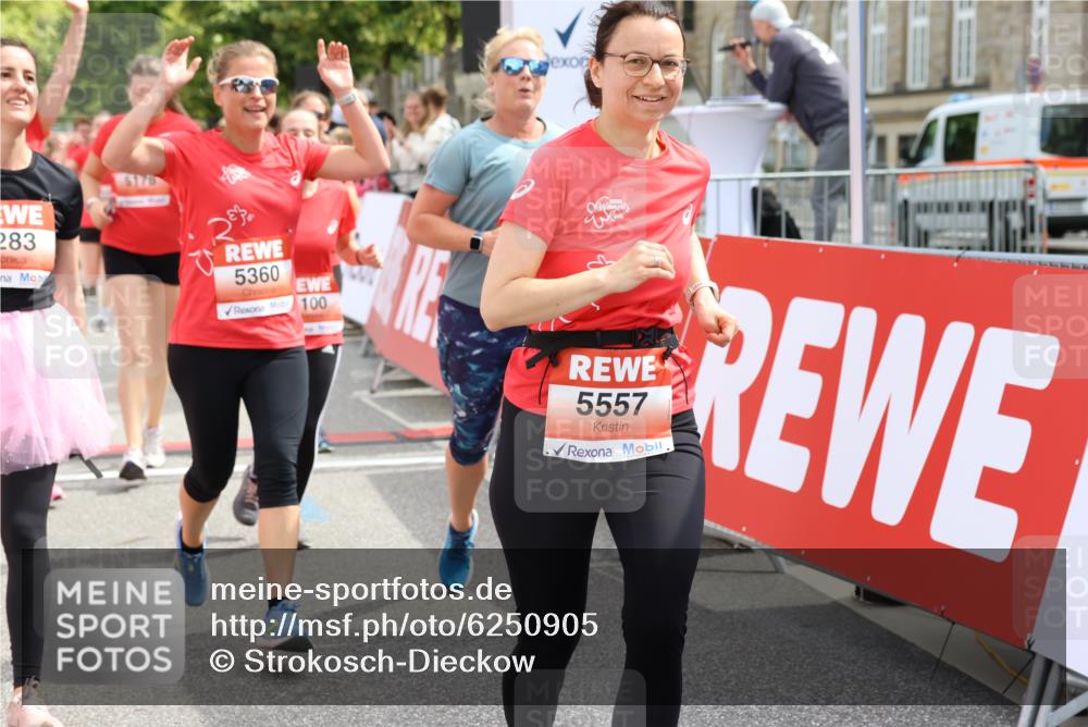 08.06.2024 - REWE Women's Run Strokosch-Dieckow http://msf.ph/oto/6250905 09.06.2024 11:02:48 Ziel 5100, 5177, 5178, 5179, 5189, 5192, 5283, 5305, 5306, 5347, 5349, 5360, 5384, 5557 meine-sportfotos.de