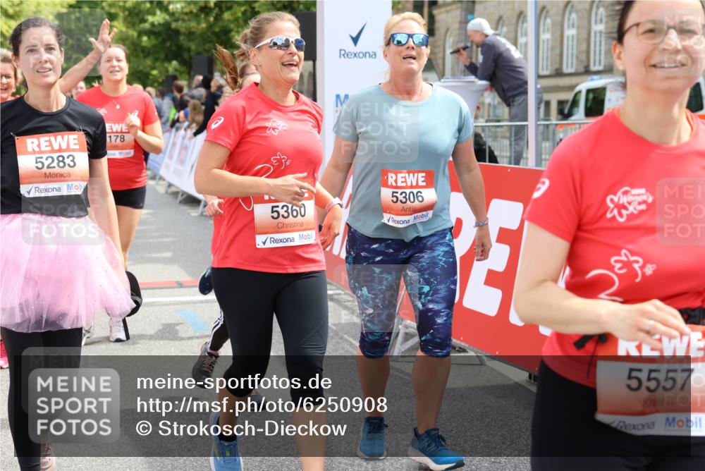 08.06.2024 - REWE Women's Run Strokosch-Dieckow http://msf.ph/oto/6250908 09.06.2024 11:02:49 Ziel 5100, 5177, 5178, 5179, 5189, 5192, 5252, 5283, 5305, 5306, 5347, 5349, 5360, 5384, 5557 meine-sportfotos.de