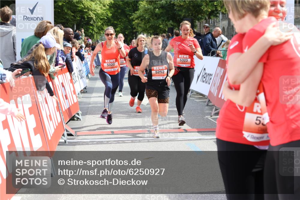 08.06.2024 - REWE Women's Run Strokosch-Dieckow http://msf.ph/oto/6250927 09.06.2024 11:02:57 Ziel 5020, 5179, 5188, 5189, 5252, 5323, 5349, 5361, 5384, 5549, 5580 meine-sportfotos.de