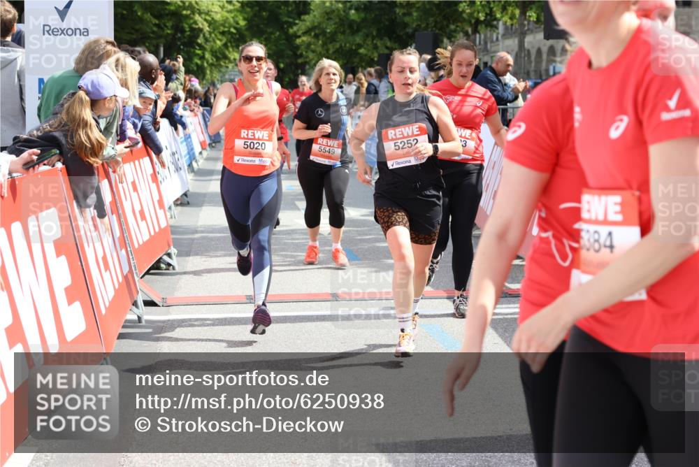 08.06.2024 - REWE Women's Run Strokosch-Dieckow http://msf.ph/oto/6250938 09.06.2024 11:02:58 Ziel 5020, 5188, 5252, 5323, 5349, 5361, 5549, 5580 meine-sportfotos.de