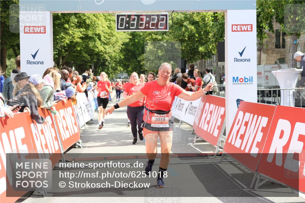 08.06.2024 - REWE Women's Run Strokosch-Dieckow http://msf.ph/oto/6251018 09.06.2024 11:03:20 Ziel 5058, 5065, 5130, 5146, 5180, 5228, 5434, 5515 meine-sportfotos.de