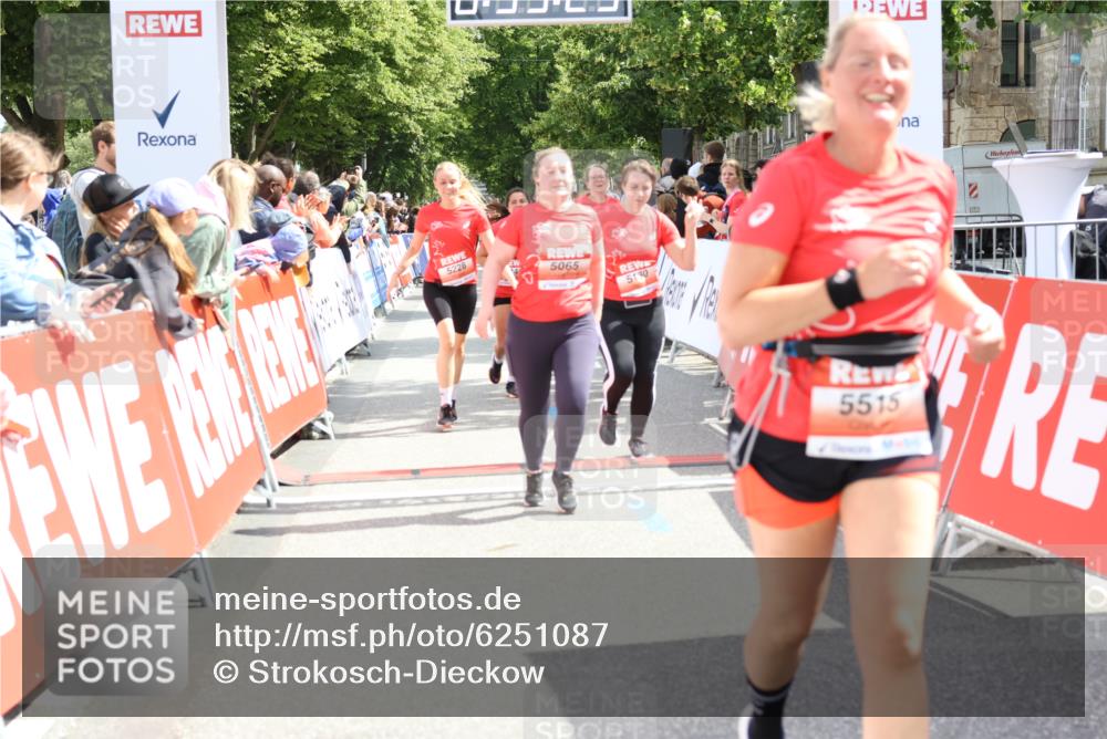 08.06.2024 - REWE Women's Run Strokosch-Dieckow http://msf.ph/oto/6251087 09.06.2024 11:03:21 Ziel 5058, 5065, 5130, 5146, 5180, 5228, 5434, 5515 meine-sportfotos.de