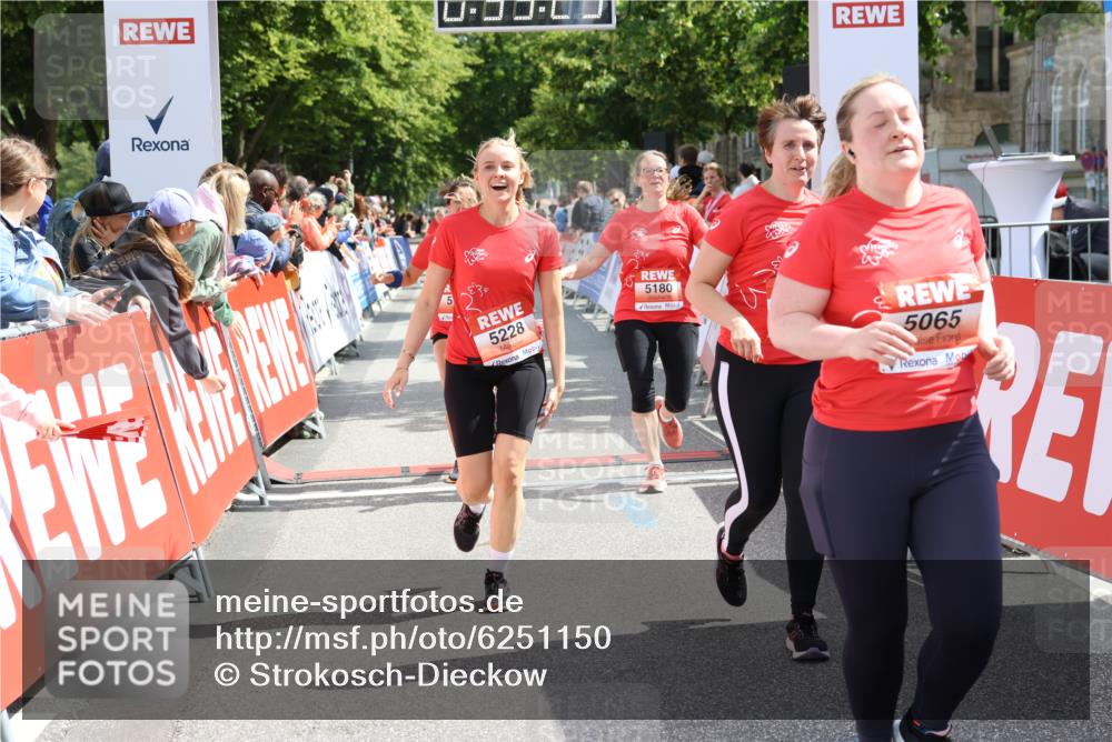 08.06.2024 - REWE Women's Run Strokosch-Dieckow http://msf.ph/oto/6251150 09.06.2024 11:03:23 Ziel 5058, 5065, 5130, 5146, 5180, 5228, 5434, 5515 meine-sportfotos.de