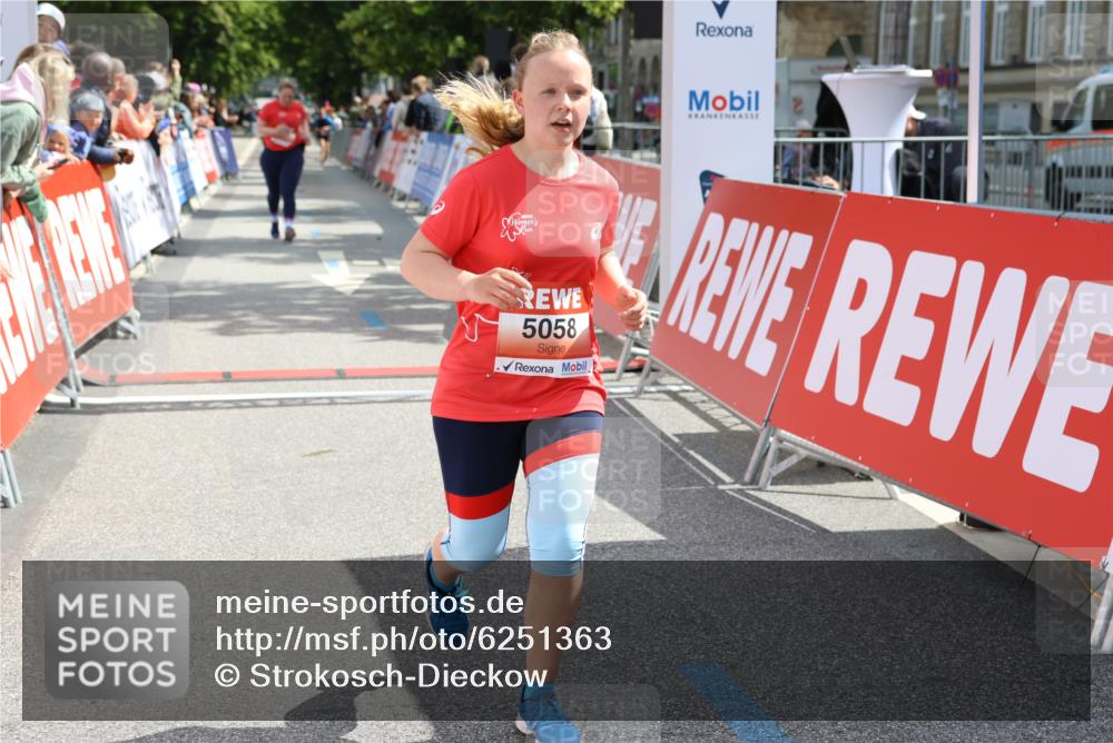 08.06.2024 - REWE Women's Run Strokosch-Dieckow http://msf.ph/oto/6251363 09.06.2024 11:03:29 Ziel 5058, 5160, 5335, 5434 meine-sportfotos.de