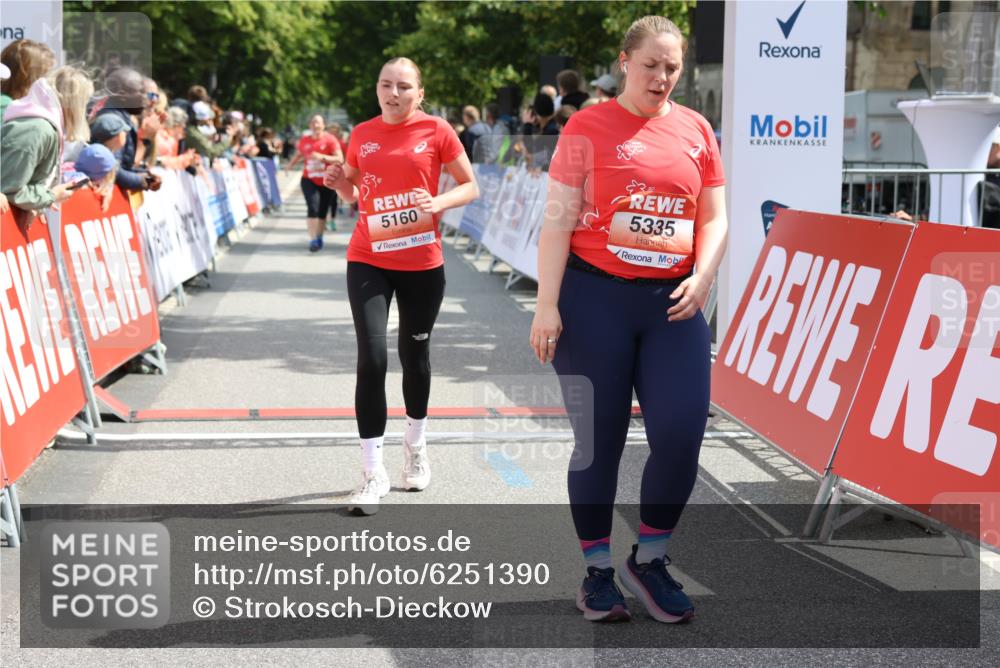 08.06.2024 - REWE Women's Run Strokosch-Dieckow http://msf.ph/oto/6251390 09.06.2024 11:03:36 Ziel 5160, 5335, 5427 meine-sportfotos.de