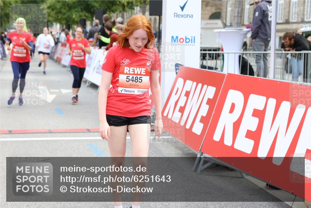 08.06.2024 - REWE Women's Run Strokosch-Dieckow http://msf.ph/oto/6251643 09.06.2024 11:04:34 Ziel 5047, 5334, 5485, 5599, 5610 meine-sportfotos.de