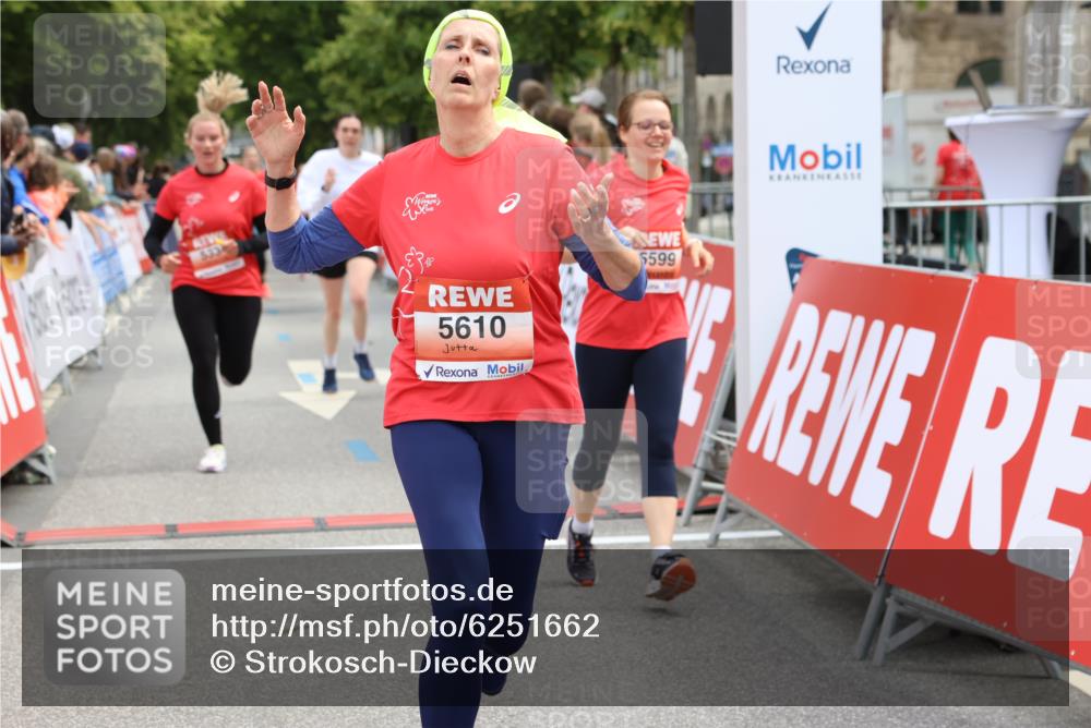 08.06.2024 - REWE Women's Run Strokosch-Dieckow http://msf.ph/oto/6251662 09.06.2024 11:04:36 Ziel 5047, 5217, 5334, 5387, 5485, 5599, 5610 meine-sportfotos.de