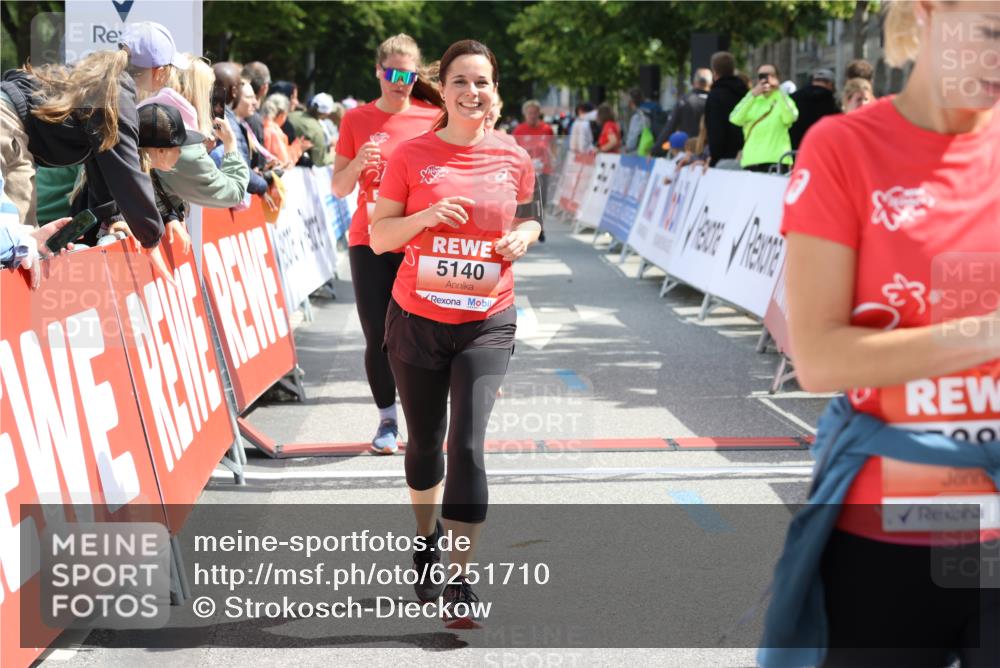 08.06.2024 - REWE Women's Run Strokosch-Dieckow http://msf.ph/oto/6251710 09.06.2024 11:04:46 Ziel 5140, 5213, 5217, 5280, 5387, 5576, 5579, 5609 meine-sportfotos.de