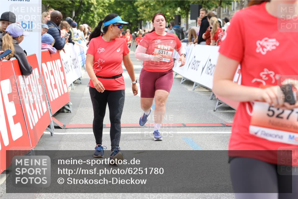 08.06.2024 - REWE Women's Run Strokosch-Dieckow http://msf.ph/oto/6251780 09.06.2024 11:05:01 Ziel 5009, 5271, 5311, 5422, 5585 meine-sportfotos.de