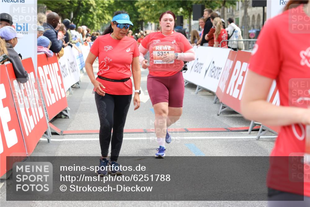 08.06.2024 - REWE Women's Run Strokosch-Dieckow http://msf.ph/oto/6251788 09.06.2024 11:05:01 Ziel 5009, 5271, 5311, 5422, 5585 meine-sportfotos.de