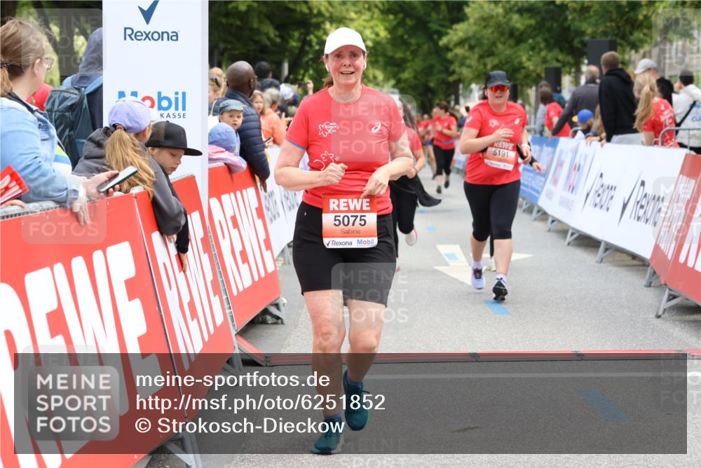08.06.2024 - REWE Women's Run Strokosch-Dieckow http://msf.ph/oto/6251852 09.06.2024 11:05:14 Ziel 5075, 5191, 5282, 5357, 5432, 5478, 5550, 5604, 5605 meine-sportfotos.de