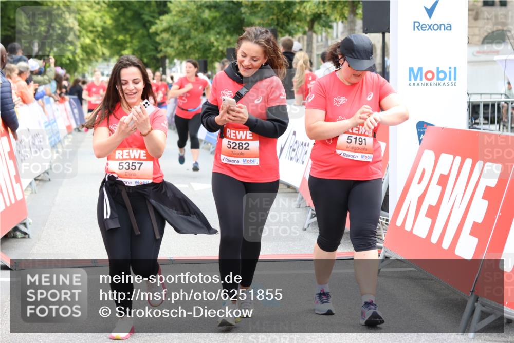 08.06.2024 - REWE Women's Run Strokosch-Dieckow http://msf.ph/oto/6251855 09.06.2024 11:05:18 Ziel 5075, 5181, 5191, 5282, 5325, 5357, 5398, 5597, 5604, 5605 meine-sportfotos.de