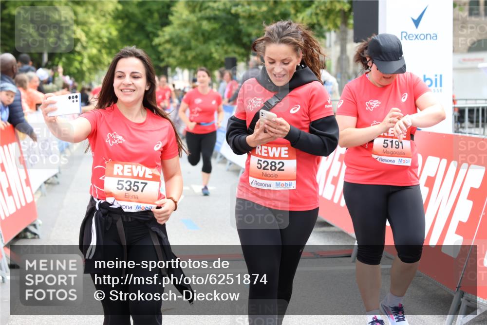 08.06.2024 - REWE Women's Run Strokosch-Dieckow http://msf.ph/oto/6251874 09.06.2024 11:05:18 Ziel 5075, 5181, 5191, 5282, 5325, 5357, 5398, 5597, 5604, 5605 meine-sportfotos.de