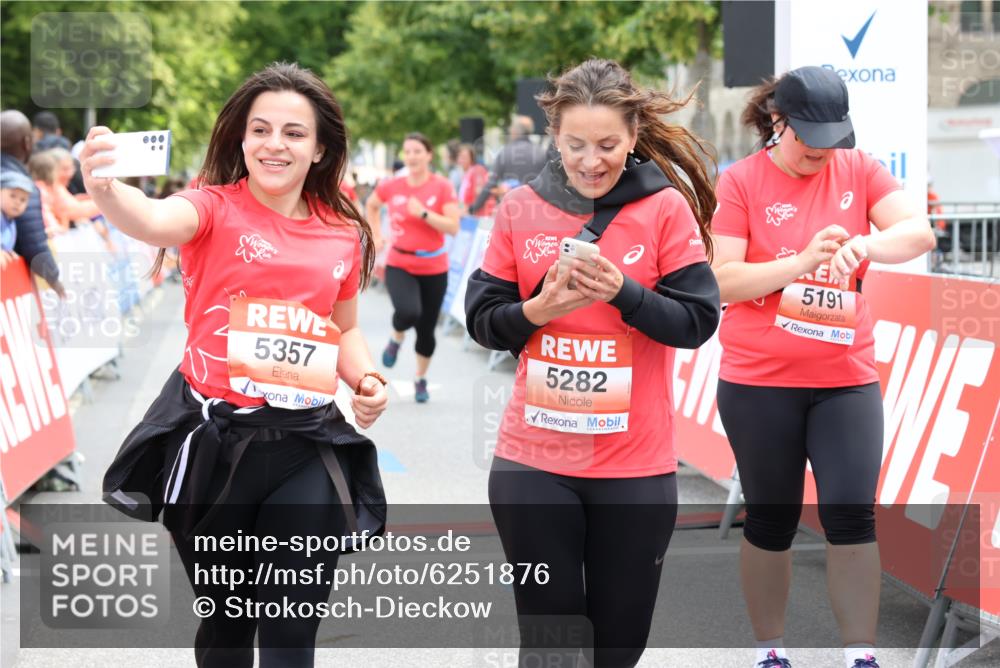 08.06.2024 - REWE Women's Run Strokosch-Dieckow http://msf.ph/oto/6251876 09.06.2024 11:05:19 Ziel 5181, 5191, 5282, 5325, 5357, 5398, 5597, 5604, 5605 meine-sportfotos.de