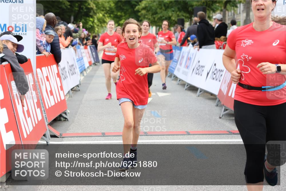 08.06.2024 - REWE Women's Run Strokosch-Dieckow http://msf.ph/oto/6251880 09.06.2024 11:05:22 Ziel 5181, 5282, 5325, 5357, 5398, 5597, 5604, 5605 meine-sportfotos.de