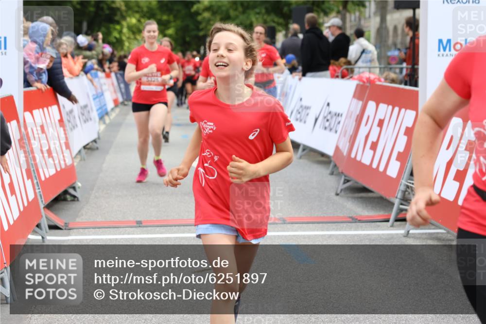 08.06.2024 - REWE Women's Run Strokosch-Dieckow http://msf.ph/oto/6251897 09.06.2024 11:05:22 Ziel 5181, 5282, 5325, 5357, 5398, 5597, 5604, 5605 meine-sportfotos.de