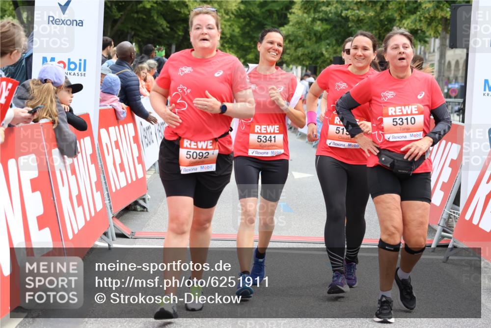 08.06.2024 - REWE Women's Run Strokosch-Dieckow http://msf.ph/oto/6251911 09.06.2024 11:05:34 Ziel 5092, 5154, 5240, 5253, 5310, 5341, 5367, 5475 meine-sportfotos.de