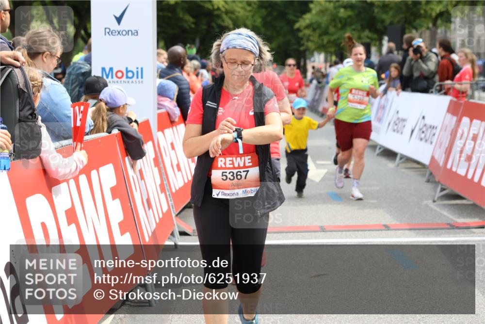 08.06.2024 - REWE Women's Run Strokosch-Dieckow http://msf.ph/oto/6251937 09.06.2024 11:05:42 Ziel 5019, 5214, 5249, 5367, 5397, 5475, 5488 meine-sportfotos.de