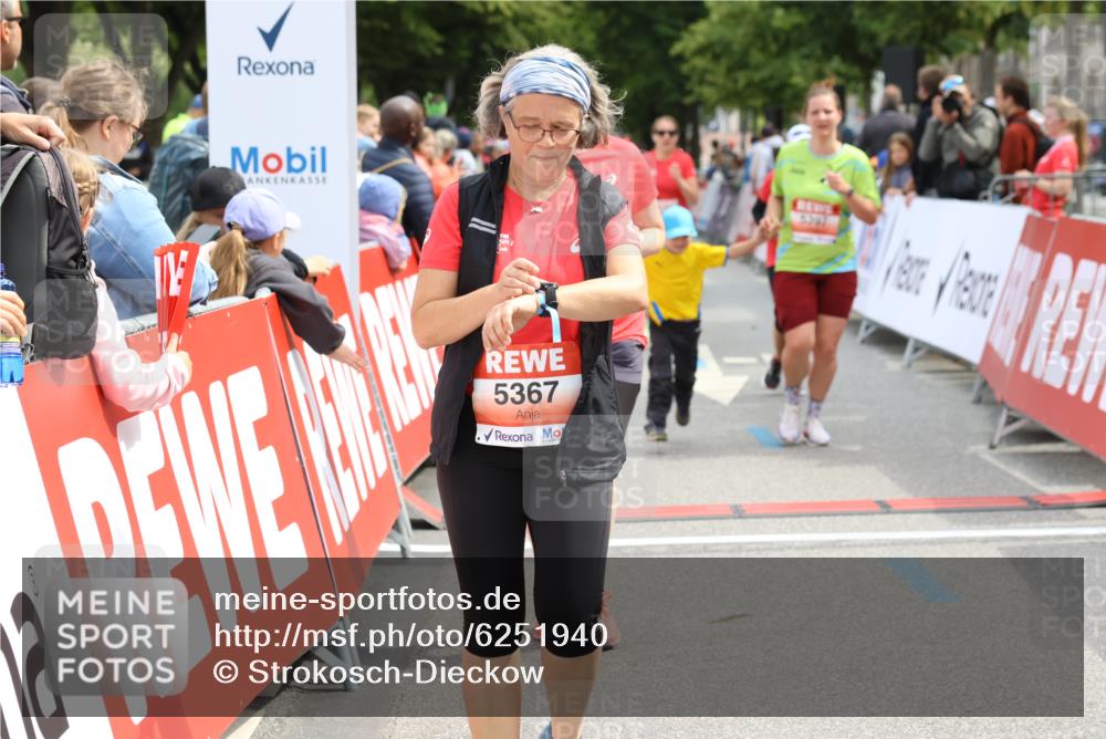 08.06.2024 - REWE Women's Run Strokosch-Dieckow http://msf.ph/oto/6251940 09.06.2024 11:05:42 Ziel 5019, 5214, 5249, 5367, 5397, 5475, 5488 meine-sportfotos.de