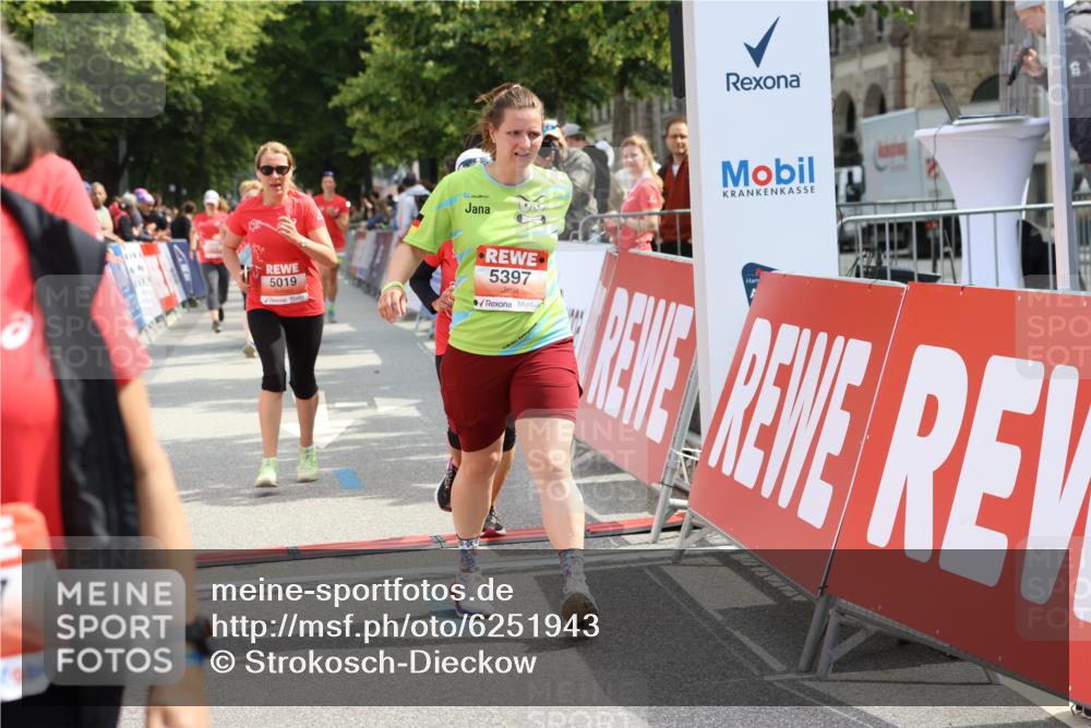 08.06.2024 - REWE Women's Run Strokosch-Dieckow http://msf.ph/oto/6251943 09.06.2024 11:05:44 Ziel 5019, 5046, 5098, 5214, 5249, 5397, 5475, 5488 meine-sportfotos.de