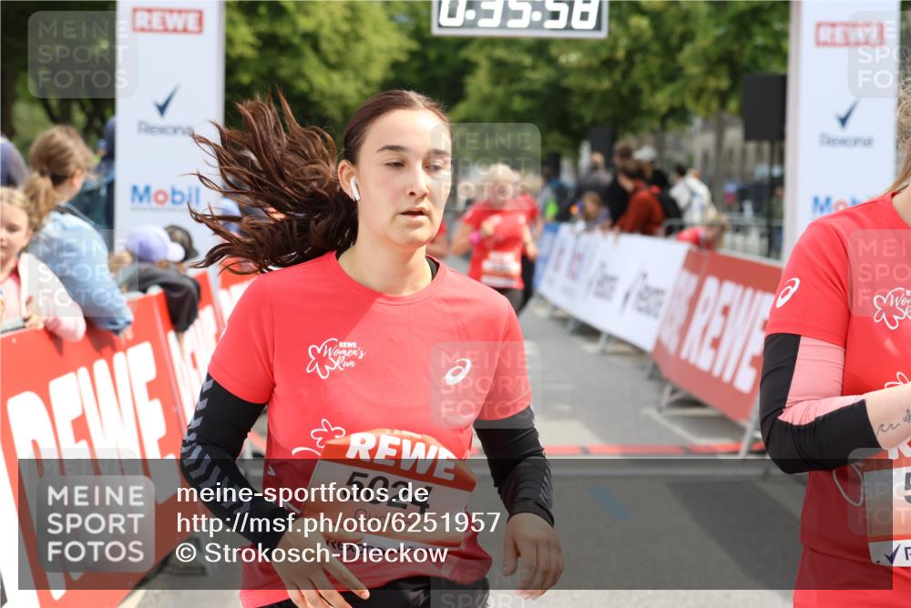 08.06.2024 - REWE Women's Run Strokosch-Dieckow http://msf.ph/oto/6251957 09.06.2024 11:05:56 Ziel 5024, 5046, 5098, 5269, 5368, 5573 meine-sportfotos.de