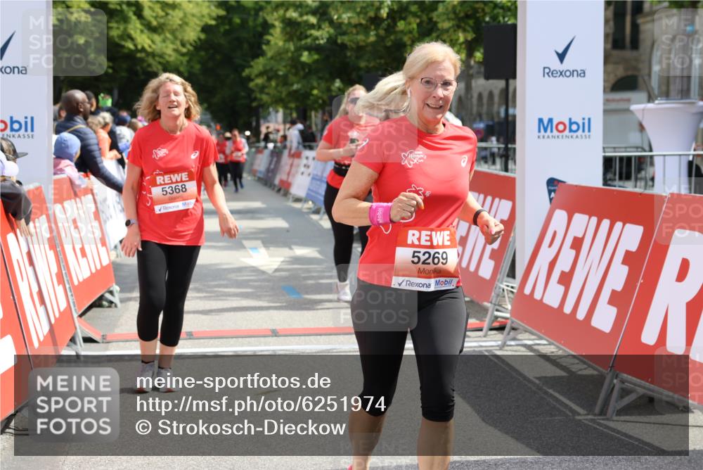 08.06.2024 - REWE Women's Run Strokosch-Dieckow http://msf.ph/oto/6251974 09.06.2024 11:05:58 Ziel 5024, 5269, 5368, 5573, 5619 meine-sportfotos.de