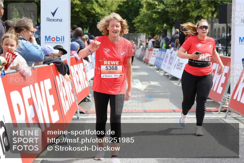 08.06.2024 - REWE Women's Run Strokosch-Dieckow http://msf.ph/oto/6251985 09.06.2024 11:06:00 Ziel 5269, 5364, 5368, 5573, 5612, 5619 meine-sportfotos.de