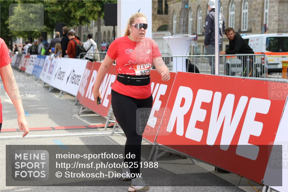 08.06.2024 - REWE Women's Run Strokosch-Dieckow http://msf.ph/oto/6251988 09.06.2024 11:06:01 Ziel 5269, 5364, 5368, 5573, 5612, 5619 meine-sportfotos.de