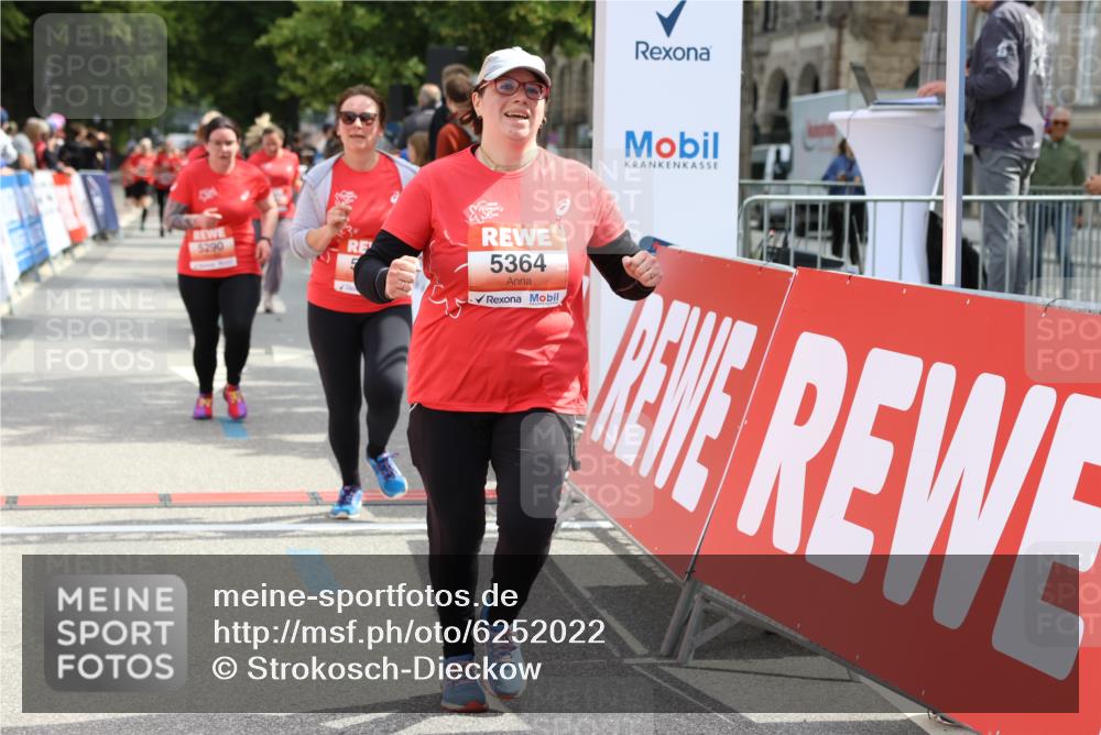 08.06.2024 - REWE Women's Run Strokosch-Dieckow http://msf.ph/oto/6252022 09.06.2024 11:06:08 Ziel 5290, 5364, 5563, 5594, 5612, 5619 meine-sportfotos.de